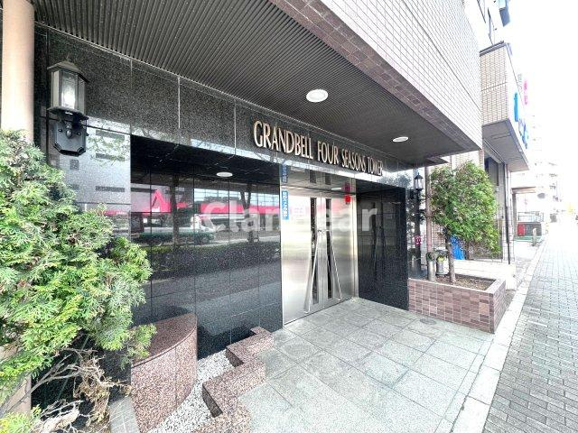 グランベルフォーシーズンズタワーのエントランス|ドキドキの新生活も、安心してスタート。ぴったりの住まいを見つけませんか？クランディアが一緒に住まい選びをサポートします‼　まずは、お気軽にお問合せください　＃クランディア