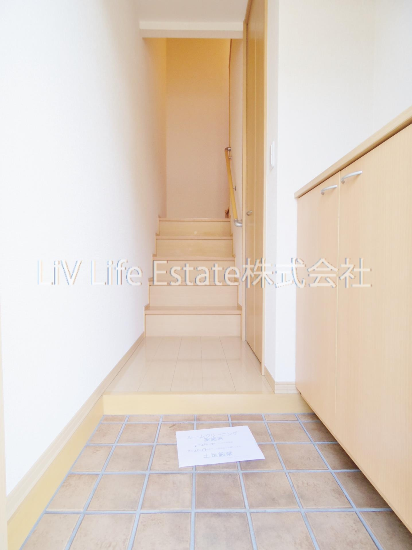 小平市鈴木町２丁目のアパートの玄関