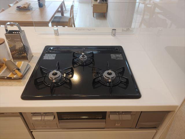 【キッチン】 | 入間駅前プラザ8号棟 | 同時にお料理ができる３口コンロ