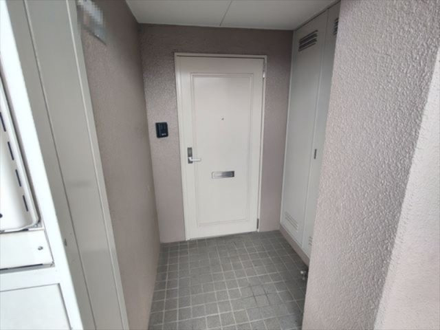 【玄関】 | 入間駅前プラザ8号棟 | 落ち着いた雰囲気の玄関です
