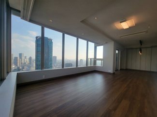 【居間・リビング】 | グランドメゾン新梅田タワー THE CLUB RESIDENCE | 【LDK】約25.2帖！角部屋×高層階ならではの、開放的で浮遊感あるリビング。タワマンの醍醐味！