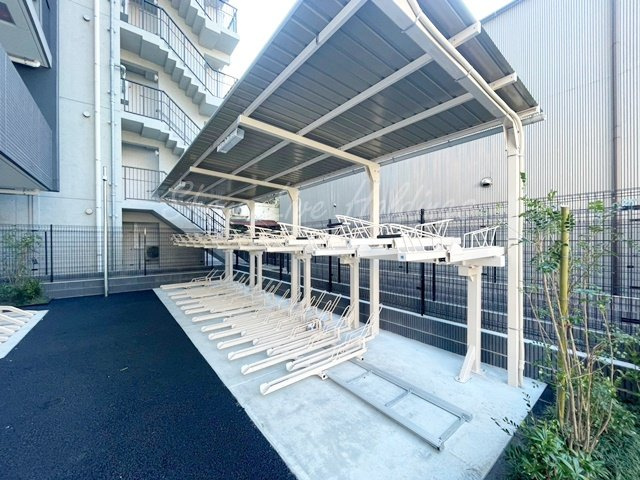 メイクスWアート横浜関内のその他共用部分|屋根付き駐輪スペース有り♪