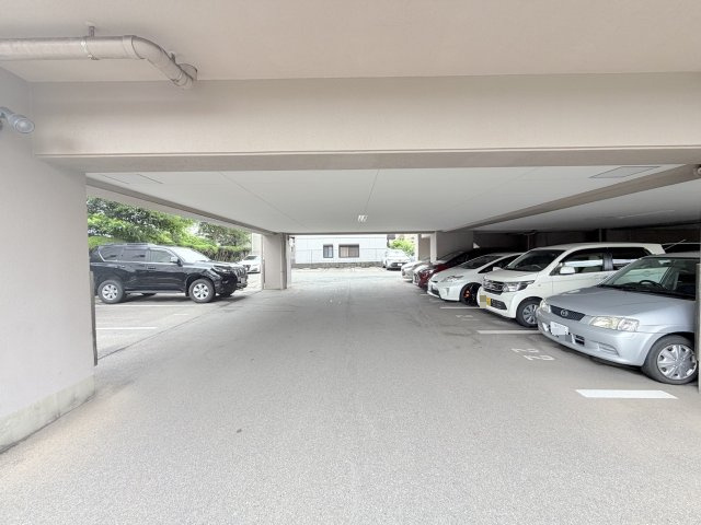 スカイハイツ神松寺の駐車場