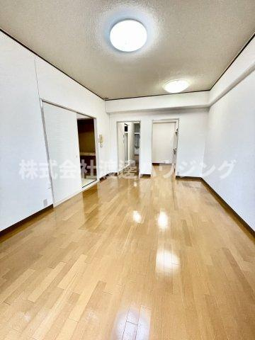 寝屋川東ファミリータウン東二番館の居間・リビング