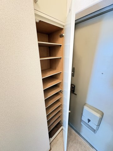 昭島コートエレガンスB棟の玄関