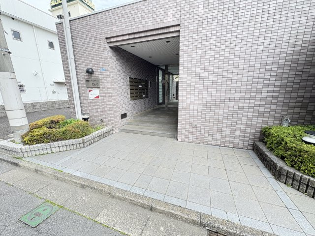 昭島コートエレガンスB棟のエントランス