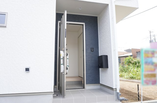 越谷市大字平方 新築分譲住宅の玄関