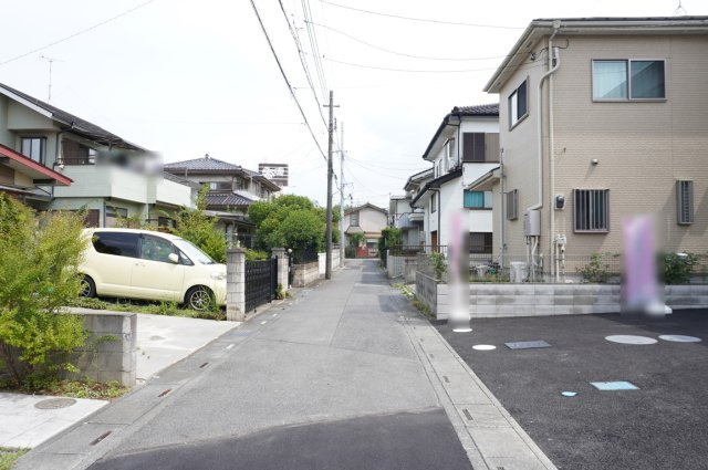 越谷市大字平方 新築分譲住宅の前面道路含む現地写真