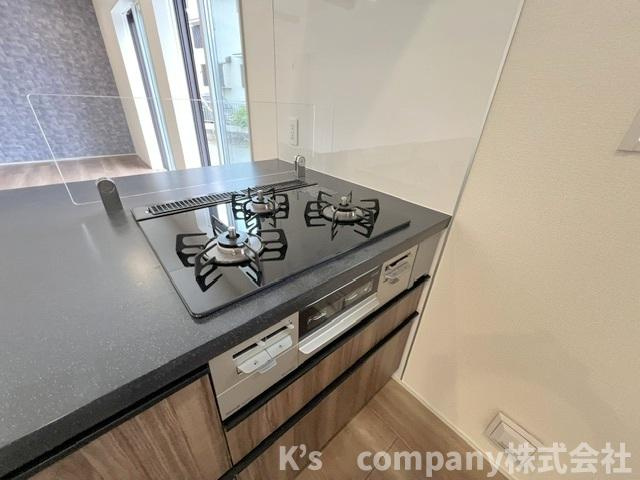 ◎茅ヶ崎市東海岸南6丁目　新築戸建　3号棟のキッチン|三口ガスコンロでお料理の幅が広がります☆