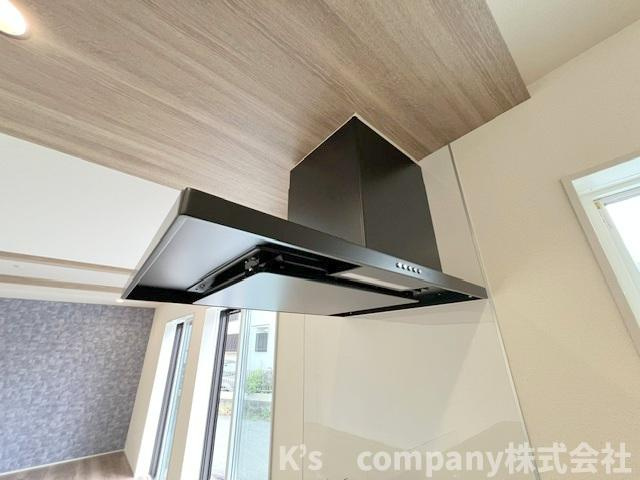 ◎茅ヶ崎市東海岸南6丁目　新築戸建　3号棟のキッチン|お手入れのしやすいスリムタイプのレンジフード◇