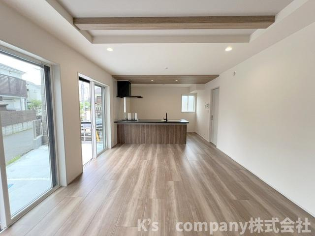 ◎茅ヶ崎市東海岸南6丁目　新築戸建　3号棟の居間・リビング|お天井を高くしたリビングに開放感がプラスされた折上天井☆
