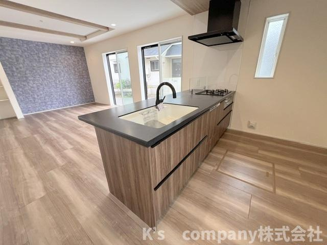 ◎茅ヶ崎市東海岸南6丁目　新築戸建　3号棟のキッチン|ご家族との会話を楽しみながらお料理ができます◇