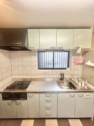 葛飾区西水元4丁目中古住宅のキッチン|ワイドで収納豊富なシステムキッチン