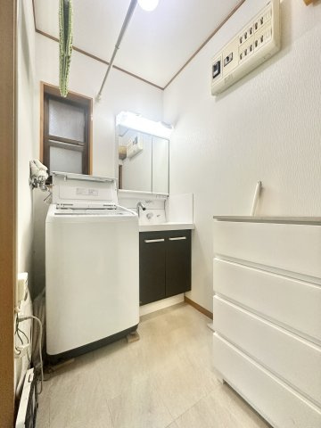 葛飾区西水元4丁目中古住宅の独立洗面台|【洗面化粧台】身だしなみを整えやすい事はもちろんですが、鏡の後ろに収納スペースを設ける事により、散らかりやすい洗面スペースをすっきりさせる事が出来るのも嬉しいですね