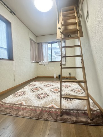 葛飾区西水元4丁目中古住宅の洋室|【洋室】小屋裏収納のあるお部屋です