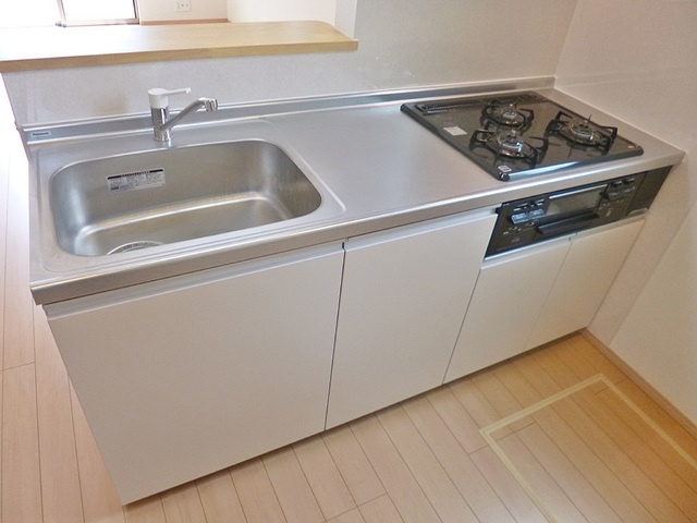 グランディール東小岩のキッチン|３口コンロ、グリル付きのシステムキッチンです♪