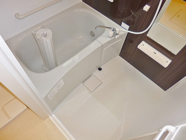 グランディール東小岩の浴室|窓付きのバスルームです。