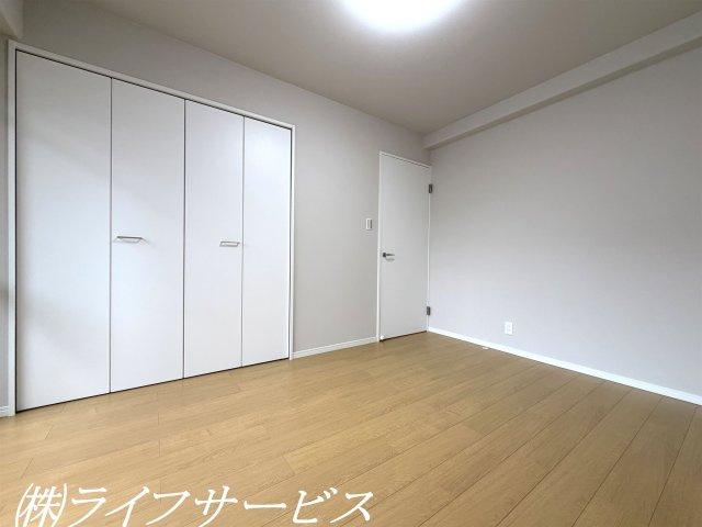 【洋室】 | カーサ東淀川 | 洋室6.0帖／クローゼットあり！バルコニーに面しています！