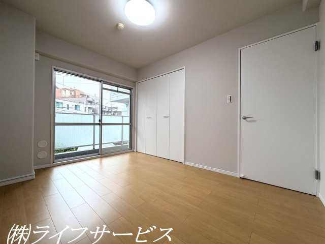 【洋室】 | カーサ東淀川 | 洋室6.0帖／クローゼットあり！バルコニーに面しています！