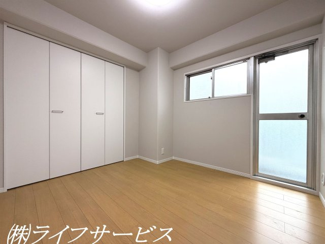 【洋室】 | カーサ東淀川 | 洋室4.5帖／クローゼットあり！バルコニーに面しています！