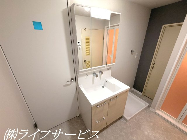 【洗面所】 | カーサ東淀川 | 三面鏡タイプのシャワー付洗面化粧台