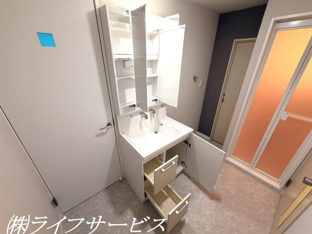 【洗面所】 | カーサ東淀川 | 三面鏡タイプのシャワー付洗面化粧台