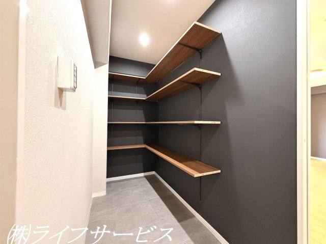 【玄関】 | カーサ東淀川 | 玄関／広々シューズインクローゼット