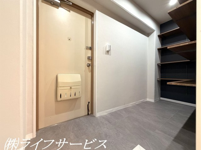 【玄関】 | カーサ東淀川 | 玄関／広々シューズインクローゼット