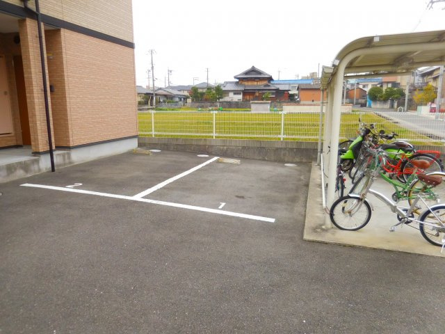 高槻市東五百住町１丁目のアパートの駐車場