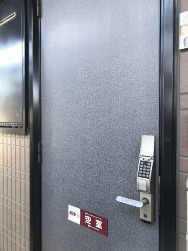 ピュアハウスＡ館の玄関