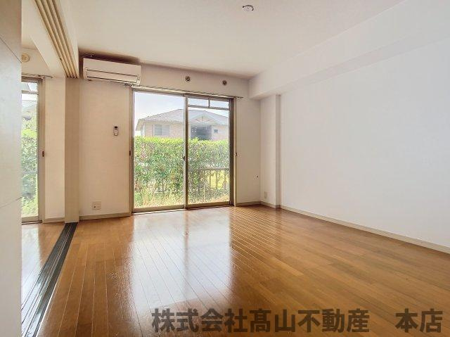 宗像市くりえいと２丁目の賃貸マンションの居間・リビング