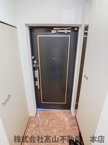 宗像市くりえいと２丁目の賃貸マンションの玄関