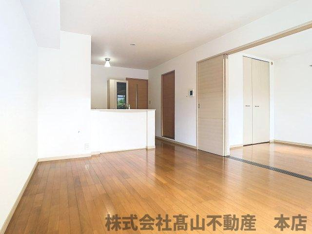 宗像市くりえいと２丁目の賃貸マンションの居間・リビング