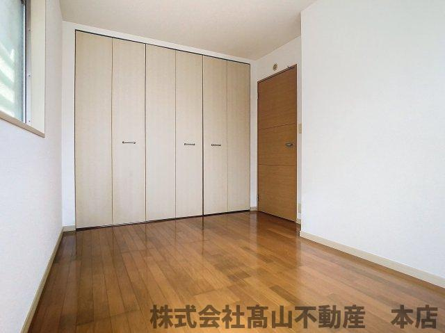 宗像市くりえいと２丁目の賃貸マンションの洋室|洋室にはそれぞれ収納があり便利☆
