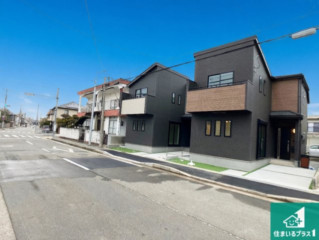 明石市西明石町　新築一戸建ての前面道路含む現地写真|周辺は閑静な住宅街！前面道路広々で車の出し入れも便利です。駐車が苦手な方でも安心して車庫入れできます！