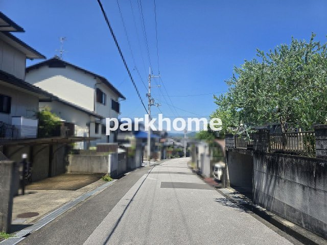 高知市春野町平和　中古戸建の前面道路含む現地写真