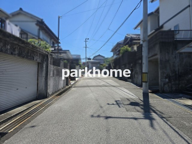 高知市春野町平和　中古戸建の前面道路含む現地写真