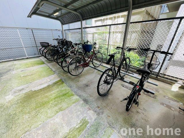 ロイヤルハイツ新大阪の駐輪場|◆駐輪場は屋根付きで自転車が雨風にさらされる心配がありません！
◆最新の空き状況など、詳細につきましてはお気軽にお問い合わせください！