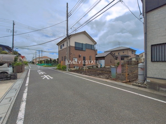 草加市清門2丁目 新築分譲住宅の前面道路含む現地写真