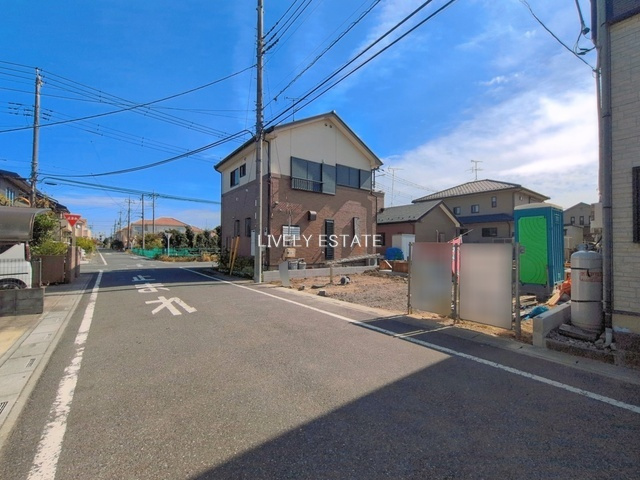 草加市清門2丁目 新築分譲住宅の前面道路含む現地写真