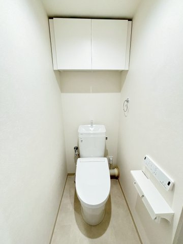 RICウエストコート5番街4番館のトイレ|アメージュ（INAX）
3日でおフロ1杯以上の節水効果のある強力洗浄の超節水トイレ
「ツルツル」がつづく、お手入れがずっとラクなアクアセラミック！