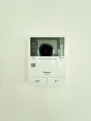 練馬区貫井3丁目 限定1棟のセキュリティ|【TVモニター付きインターホン】
インターホンの映像で来訪者の声と顔を確認後鍵を解錠することができるTVモニター付きインターホン完備
