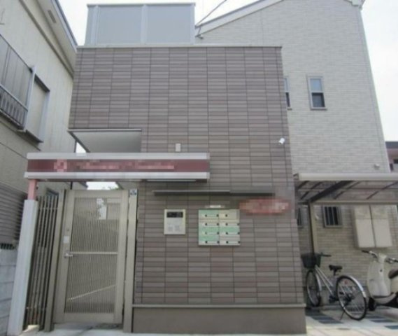 国分寺市高木町２丁目のアパートのエントランス