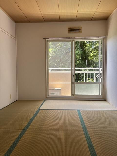 横浜市旭区白根３丁目のアパートの居間・リビング