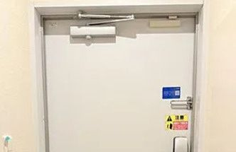 クレイノラメールエムズの玄関