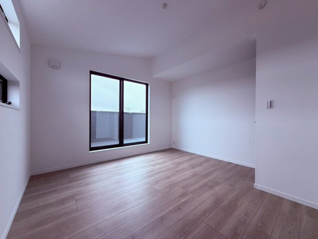 【洋室】 | 杉並区南荻窪１丁目　新築戸建て | 明るい陽光が差し込む洋室で、心地よく穏やかな時間を過ごせます