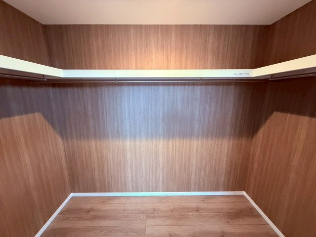 【収納】 | 杉並区南荻窪１丁目　新築戸建て | 衣類やバッグをまとめて収納できる、使い勝手の良いWIC
