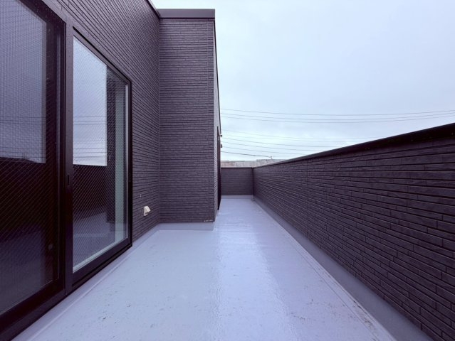 【バルコニー】 | 杉並区南荻窪１丁目　新築戸建て | 爽やかな風が吹き抜ける、明るく心地よいバルコニー空間