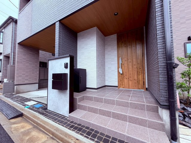 【玄関】 | 杉並区南荻窪１丁目　新築戸建て | 清潔感あふれる玄関が、住まい全体の印象を高めます