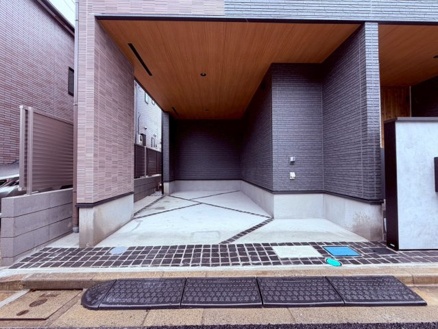 【その他】 | 杉並区南荻窪１丁目　新築戸建て | 毎日のカーライフを快適に支える、ゆとりある車庫スペース
